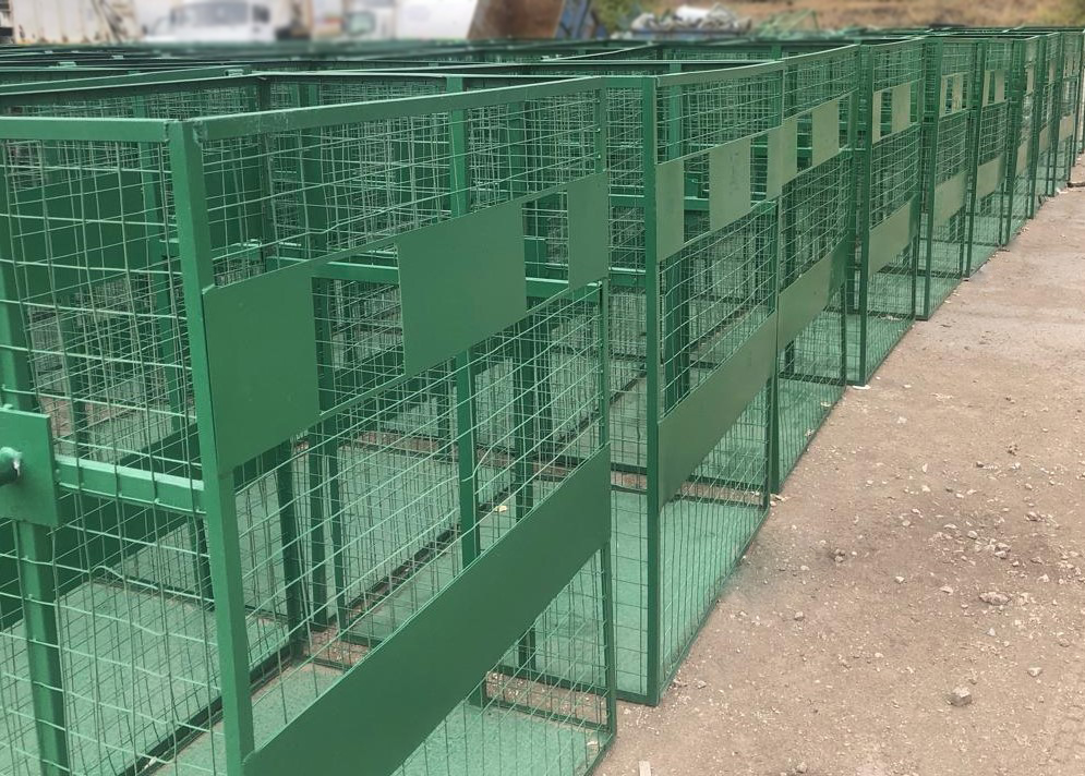 Регоператор устанавливает обновленные сетки для сбора ПЭТ-бутылок в Саратове