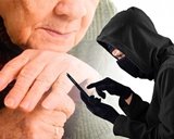 Пожилая жительница Калининска стала жертвой мошенников, сообщивших о задержанном родственнике 