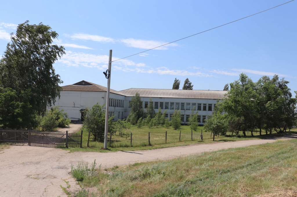 ффото у школы.jpg